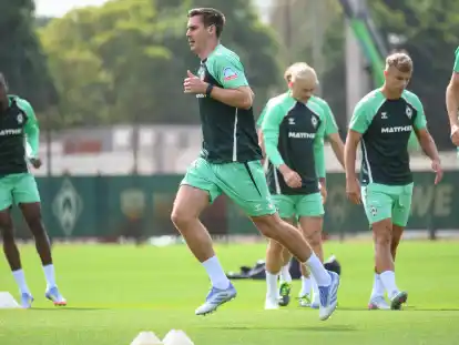 Zugang Maximilian Wöber (vorn) ist mit Werder in die Vorbereitung gestartet.