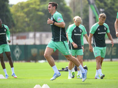 Zugang Maximilian Wöber (vorn) ist mit Werder in die Vorbereitung gestartet.