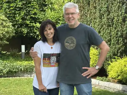 Lieben die Musik: Kolja Weyh, von Haus aus kopfgesteuerter Diplom-Ingenieur, bezeichnet sich inzwischen als „Musikoliker“ und Ehefrau Bettina Weyh unterstützt seine neue Leidenschaft. Sie hat eigens T-Shirts mit dem QR-Code zum Online-Voting für den Songcontest drucken lassen.