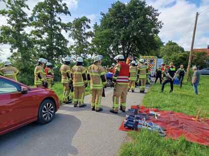 Aufwändige Rettungsaktion: Die Feuerwehr musste das Dach eines Unfallwagens abtrennen, um die schonende Rettung einer verletzten 55-Jährigen zu ermöglichen.