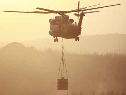 Ein Hubschrauber der Bundeswehr:  Die „Truppe“ ist auch bei Einsätzen im Inland tätig, wie zum Beispiel bei Waldbränden. (Archivbild)