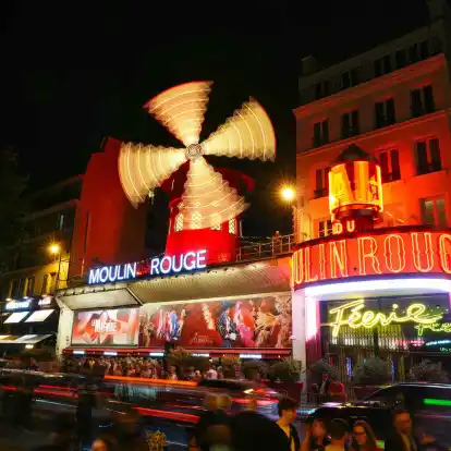 Ein neues Mühlrad für das Moulin Rouge - mehr als ein Jahr nach dem Absturz des alten Konstrukts drehen sich an dem Theater wieder die Flügel.
