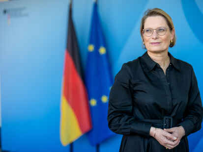 Stefanie Hubig (SPD), Bundesministerin der Justiz und für Verbraucherschutz, aufgenommen bei einem Interview mit der dpa Deutsche Presse-Agentur GmbH im Justizministerium.