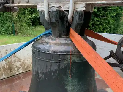 Eine Emderin für Ungarn: Die 1958 gegossene Glocke ist für die weite Reise verzurrt.