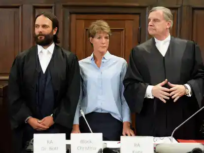 Christina Block wird von zwei Anwälten vor Gericht vertreten.