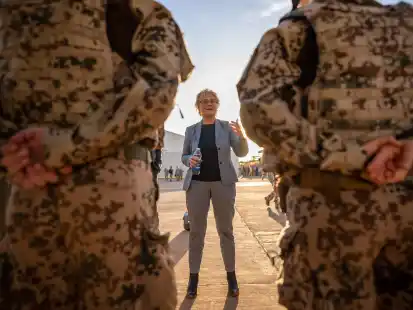 Auf hochhackigen Schuhen beim Truppenbesuch (Camp Castor) im Dezember 2022 im Krisengebiet in Mali: Dafür erntete die damalige Bundesverteidigungsministerin Christine Lambrecht (SPD) viel Kritik.
