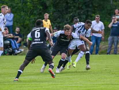 Durchgesetzt: Oldenburgs Aurel Loubongo (weißes Trikot) behauptet sich gegen drei Rödinghauser Gegenspieler.