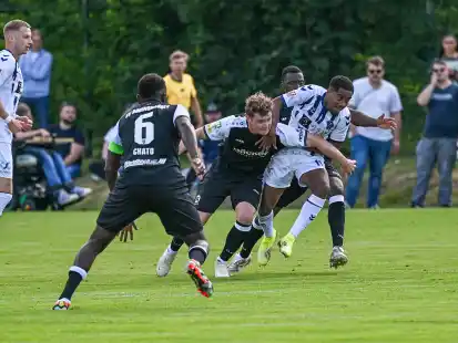Durchgesetzt: Oldenburgs Aurel Loubongo (weißes Trikot) behauptet sich gegen drei Rödinghauser Gegenspieler.