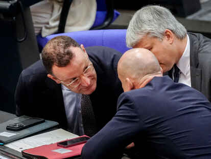 Jens Spahn (l, CDU), Vorsitzender der Unions-Fraktion im Bundestag, und Alexander Hoffmann, CSU-Landesgruppenchef, unterhalten sich während der Sitzung des Bundestags. Ein Tagesordnungspunkt war die Wahl von Richtern für das Bundesverfassungsgericht.