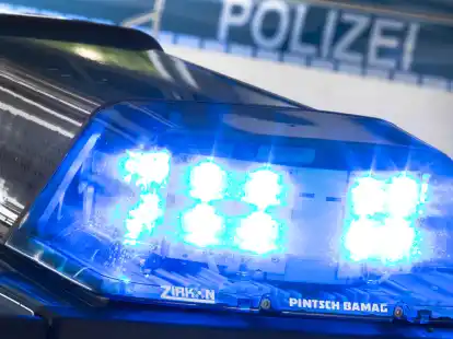 Die Polizei sucht nach einem Zeugen, der versucht hat, einen Autofahrer nach einem Unfall in Ganderkesee am Wegfahren zu hindern. (Symbolbild)