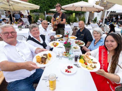 Der Alte Markt ist mit Westerstede à la Carte wieder zum Open-Air-Restaurant geworden. Eröffnet wurde die Veranstaltung in diesem Jahr vom stellvertretenden Bürgermeister Hermann Nee (l.) und der neuen Rhodo-Prinzessin Siap Puls (r.).