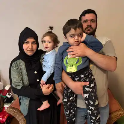 Der kleine Mohammed leidet am Crouzon-Syndrom, kurz gesagt hat das Gehirn im Schädel zu wenig Platz. Ibrahim und Fatima Abdallah sind mit ihm nach Deutschland gekommen, damit er eine lebensrettende Operation erhalten kann.
