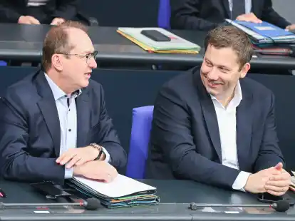 Bundesinnenminister Alexander Dobrindt (CSU, links) und Bundesfinanzminister Lars Klingbeil (SPD) am Rande der Generaldebatte zum Haushalt im Bundestag