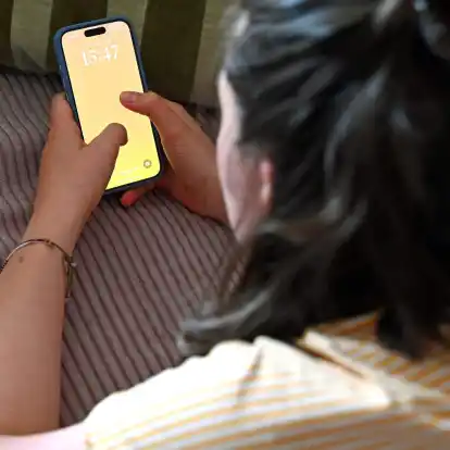 Zum Schutz vor Stalkerware sollte das Smartphone immer - auch daheim - mit einer starken Bildschirmsperre gesichert werden.
