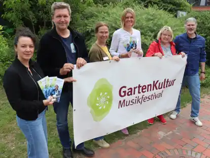 Die Kulturbeauftragten aus dem Landkreis Oldenburg freuen sich aufs Gartenkulturmusikfestival 2025: Julia Himmelreich (Landkreis Oldenburg, von links), Oliver Behnecke (Gemeinde Ganderkesee), Ulrike Bokern (Gemeinde Dötlingen), Birte Hogeback (Stadt Wildeshausen), Marina Franz (Gemeinde Hatten) und Arne Kunz (Gemeinde Großenkneten).