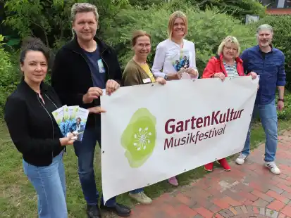 Die Kulturbeauftragten aus dem Landkreis Oldenburg freuen sich aufs Gartenkulturmusikfestival 2025: Julia Himmelreich (Landkreis Oldenburg, von links), Oliver Behnecke (Gemeinde Ganderkesee), Ulrike Bokern (Gemeinde Dötlingen), Birte Hogeback (Stadt Wildeshausen), Marina Franz (Gemeinde Hatten) und Arne Kunz (Gemeinde Großenkneten).