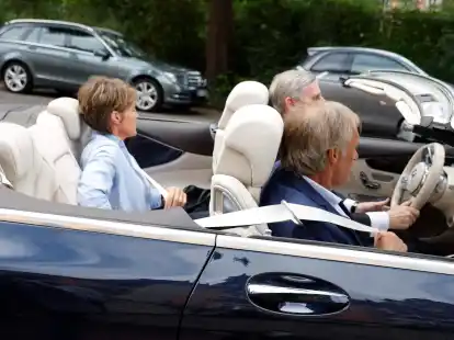 Christina Block, Block-House-Unternehmerin, Gerhard Delling (r), Fernsehmoderator und Sportjournalist, und Otmar Kury, einer der beiden Verteidiger von Christina Block, fahren nach dem Prozessbeginn wegen mutmaßlicher Kindesentführung im Landgericht Hamburg weg.