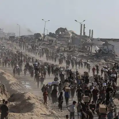 Wer Hilfsgüter im Gazastreifen bekommt, muss teils weite Wege auf sich nehmen. (Archivbild)