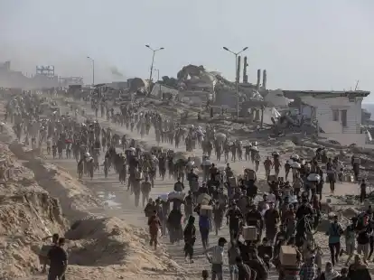 Wer Hilfsgüter im Gazastreifen bekommt, muss teils weite Wege auf sich nehmen. (Archivbild)