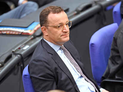 Angeschlagen: Jens Spahn, Fraktionsvorsitzender der CDU/CSU, nimmt am Freitag an einer Sitzung im Bundestag teil.