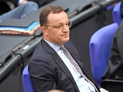 Angeschlagen: Jens Spahn, Fraktionsvorsitzender der CDU/CSU, nimmt am Freitag an einer Sitzung im Bundestag teil.