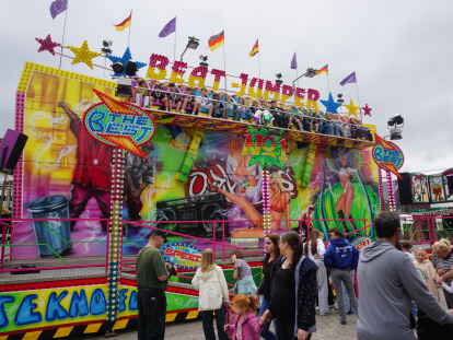 Mit den Böllerschüssen fingen die Fahrgeschäfte an, ihre Runden zu drehen. Der Festplatz beim Schützenfest Esens ist eröffnet.