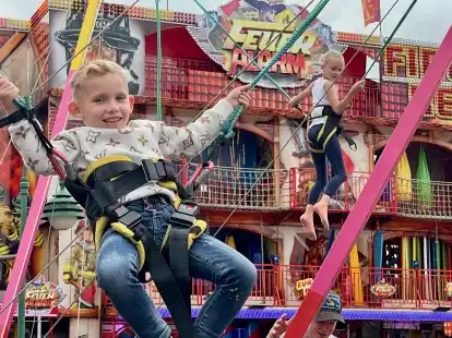 Das Bungee-Trampolin macht den Kindern Riesenspaß: Im Hintergrund das mehrstöckige Funhouse „Feueralarm“.