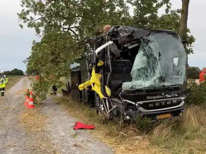 Unfall im Kreis Gifhorn: Ein Reisebus aus den Niederlanden ist auf der Bundesstraße 4 verunglückt.