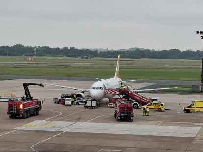 Ein Flugzeug der Fluggesellschaft Sundair steht auf dem Flughafen. Der Flieger ist am Samstagmorgen kurz nach dem Start zum Bremer Flughafen zurückgekehrt. Grund dafür war laut einer Unternehmenssprecherin leichter Dampf, den die Crew an Bord bemerkte. Aus Sicherheitsgründen entschied sich die Besatzung zur sofortigen Umkehr.