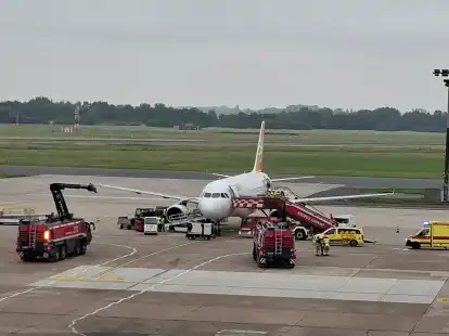 Ein Flugzeug der Fluggesellschaft Sundair steht auf dem Flughafen. Der Flieger ist am Samstagmorgen kurz nach dem Start zum Bremer Flughafen zurückgekehrt. Grund dafür war laut einer Unternehmenssprecherin leichter Dampf, den die Crew an Bord bemerkte. Aus Sicherheitsgründen entschied sich die Besatzung zur sofortigen Umkehr.