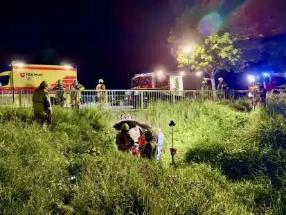 Eine Frau hat sich beim Sturz in einen Entwässerungskanal schwer verletzt.