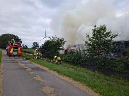 Schwieriger Einsatz für die Elsflether Feuerwehren: 140 Heuballen standen in Butteldorf in Flammen