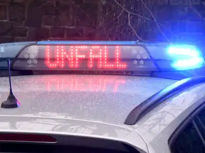 Der Fahrer eines mit Getreide beladenen Sattelzugs ist am Freitag in Dötlingen mit seinem Fahrzeug von der Fahrbahn abgekommen und im Graben gelandet. (Symbolbild)