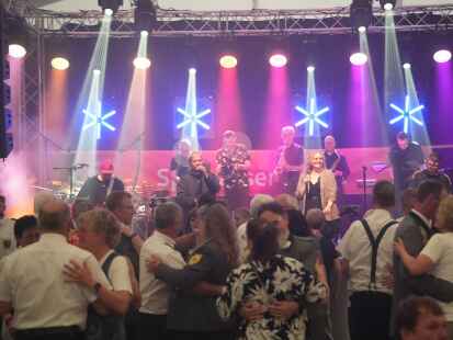 Bis spät in die Nacht feierten die Besucher auf dem Schützenfestplatz Esens beim Tanz- und Showabend am Samstagabend.