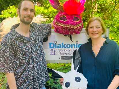 Leon Dawel und Stephanie Ritterhoff vom Künstler-Kollektiv „White Rabbit“ – daher auch die Hasen-Masken.