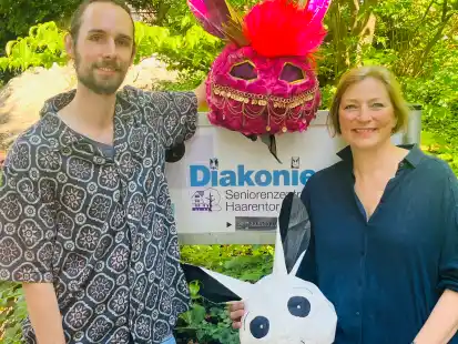 Leon Dawel und Stephanie Ritterhoff vom Künstler-Kollektiv „White Rabbit“ – daher auch die Hasen-Masken.