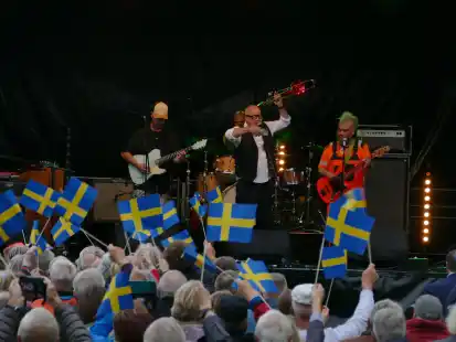 Der „funky“ Funke von Nils Landgren und seiner Band sprang über: Das Publikum im Van-Ameren-Bad schwenkte fleißig Fähnchen mit der schwedischen Flagge.