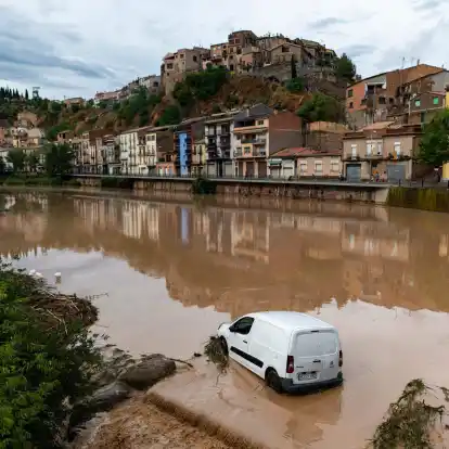 Starke Regenfälle, teils mit Hagel, haben mehrere Regionen in Spanien heimgesucht.