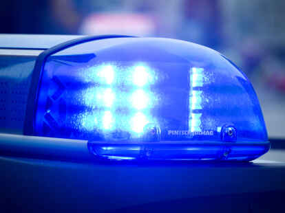 Die Polizei ermittelt: Am Samstagnachmittag haben Unbekannte mehrere Äste auf die Oldenburger Nordtangente geworfen.
