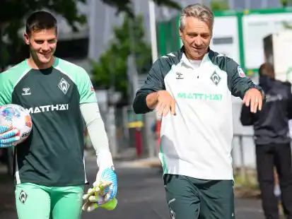 Im Gespräch mit Trainer Horst Steffen (rechts): Werder-Torwart Michael Zetterer