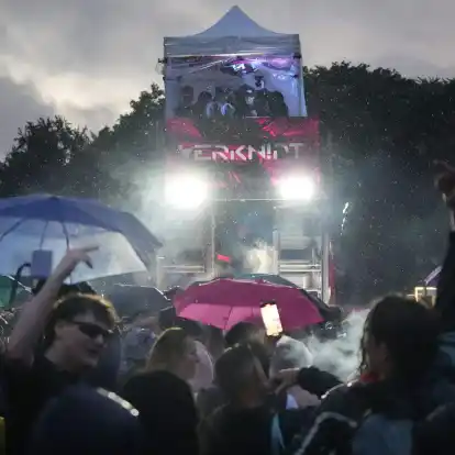 Sanitätsdienst und Feuerwehr mussten mehreren Teilnehmern der Techno-Parade «Rave the Planet» behandeln.