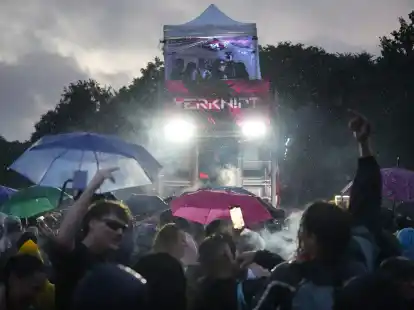 Sanitätsdienst und Feuerwehr mussten mehreren Teilnehmern der Techno-Parade «Rave the Planet» behandeln.