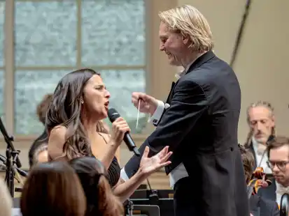 Begeisterten das Publikum auf dem Polderhof Bunderhee: die Nordwestdeutsche Philharmonie unter der Leitung von Vilmantas Kaliunas sowie die portugiesische Sopranistin Leonor Amaral