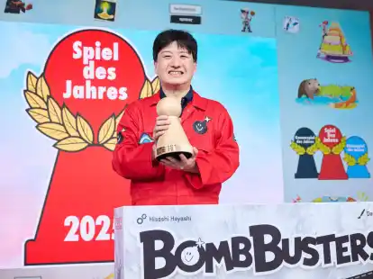 Brettspielautor Hisashi Hayashi gewann mit «Bomb Busters» die Auszeichnung «Spiel des Jahres» 2025.