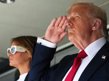 US-Präsident Donald Trump (r) und First Lady Melania Trump beim Finale.