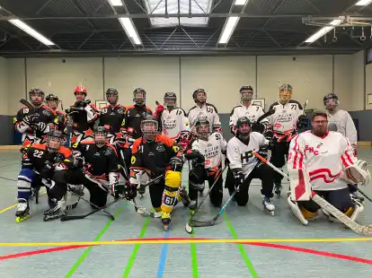 Die „rollenden Kürbisse“ des Post SV in voller Montur. Die aufwendige Ausrüstung ist auch nötig, denn wie beim Eishockey kann es auch beim Inline-Hockey hart zur Sache gehen – auch beim Training.