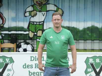 Große Liebe: Maik Eeten auf dem Sportplatz des RSV Visquard. Für „Visket“ würde er fast alles tun.