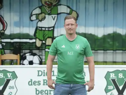 Große Liebe: Maik Eeten auf dem Sportplatz des RSV Visquard. Für „Visket“ würde er fast alles tun.