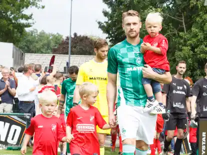 Die Traditionsmannschaft von Werder Bremen (hier, mit Oliver Hüsing) spielte am vergangenen Samstag in Bühren.