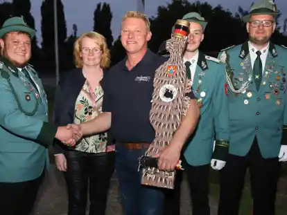 Der Vorsitzende Tobias Kanne (links) gratuliert dem Königspaar Martina und Günther Thoben (Mitte).